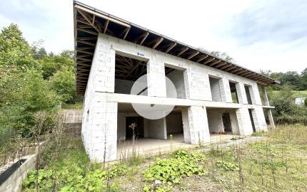 MARLICK- PREDAJ-ROZOSTAVANÁ VILA 510 m² + 30 m² terasa- POZEMOK 2 408 m²-MIKUŠOVCE-ILAVA