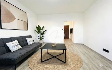 NA PREDAJ- 1-IZBOVÝ BYT  32,6 m²- KOMPLETNE ZREKONŠTUOVANÝ -ROVNIANKOVÁ-PETRŽÁLKA
