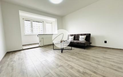 NA PREDAJ- 1-IZBOVÝ BYT  32,6 m²- KOMPLETNE ZREKONŠTUOVANÝ -ROVNIANKOVÁ-PETRŽÁLKA