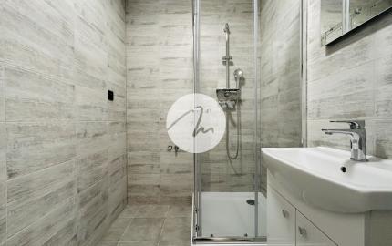 NA PREDAJ- 1-IZBOVÝ BYT  32,6 m²- KOMPLETNE ZREKONŠTUOVANÝ -ROVNIANKOVÁ-PETRŽÁLKA