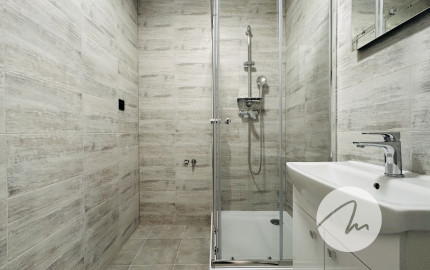 NA PREDAJ- 1-IZBOVÝ BYT  32,6 m²- KOMPLETNE ZREKONŠTRUOVANÝ -ROVNIANKOVÁ-PETRŽÁLKA