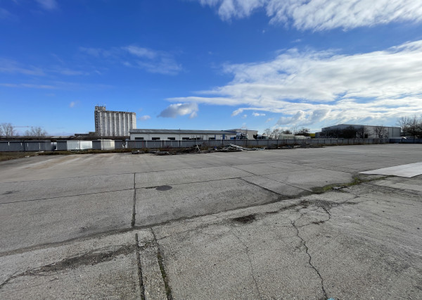 Prenájom spevnenej plochy využiteľnej napríklad na parkovanie kamiónov