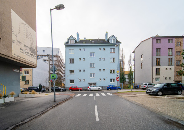 Na predaj 2-izbový byt s veľkým balkónom – Klincová ulica, Bratislava