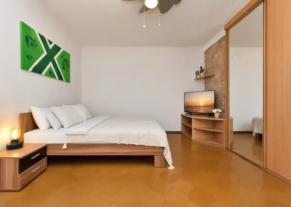 MARLICK PROPERTY- 3IZBOVÝ BYT - 65m2- OBCHODNÁ -STARÉ MESTO