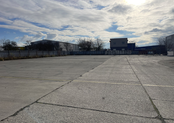 Prenájom spevnenej plochy využiteľnej napríklad na parkovanie kamiónov Senec