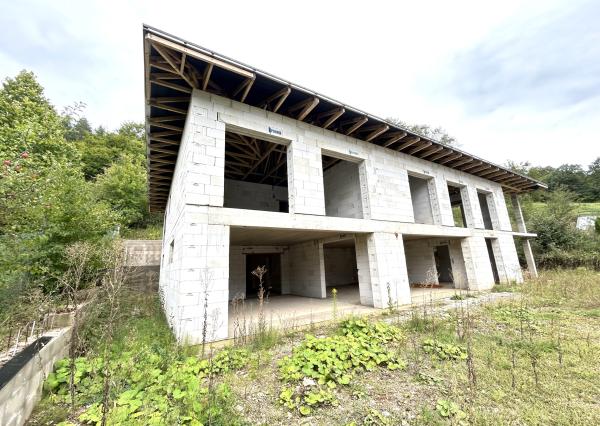 MARLICK- PREDAJ-ROZOSTAVANÁ VILA 510 m² + 30 m² terasa- POZEMOK 2 408 m²-MIKUŠOVCE-ILAVA