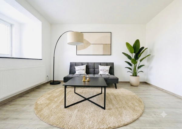 NA PREDAJ- 1-IZBOVÝ BYT  32,6 m²- KOMPLETNE ZREKONŠTUOVANÝ -ROVNIANKOVÁ-PETRŽÁLKA