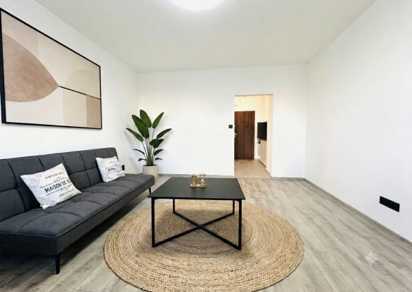 NA PREDAJ- 1-IZBOVÝ BYT  32,6 m²- KOMPLETNE ZREKONŠTUOVANÝ -ROVNIANKOVÁ-PETRŽÁLKA