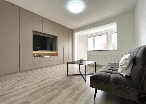 NA PREDAJ- 1-IZBOVÝ BYT  32,6 m²- KOMPLETNE ZREKONŠTUOVANÝ -ROVNIANKOVÁ-PETRŽÁLKA