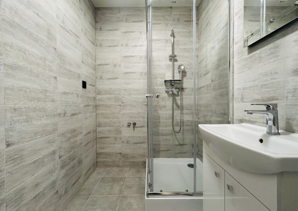 NA PREDAJ- 1-IZBOVÝ BYT  32,6 m²- KOMPLETNE ZREKONŠTUOVANÝ -ROVNIANKOVÁ-PETRŽÁLKA