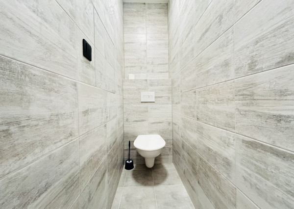 NA PREDAJ- 1-IZBOVÝ BYT  32,6 m²- KOMPLETNE ZREKONŠTUOVANÝ -ROVNIANKOVÁ-PETRŽÁLKA