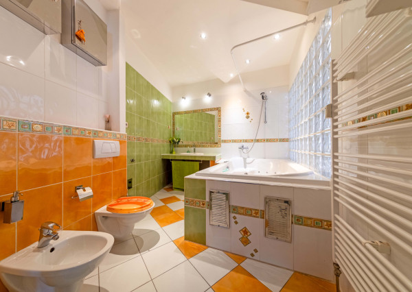116 m² priestoru v Ružinove + zimná záhrada, garáž, 30 m² sklad