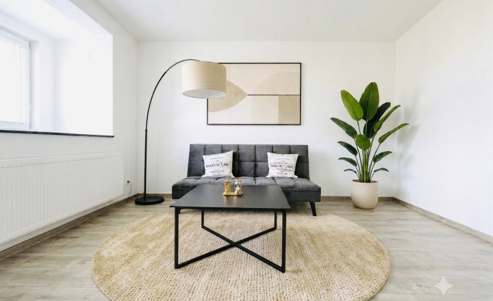 NA PREDAJ- 1-IZBOVÝ BYT  32,6 m²- KOMPLETNE ZREKONŠTUOVANÝ -ROVNIANKOVÁ-PETRŽÁLKA - fotografia 1