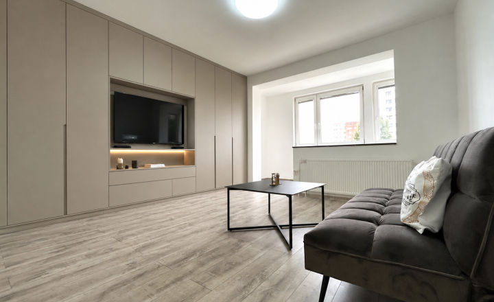 NA PREDAJ- 1-IZBOVÝ BYT  32,6 m²- KOMPLETNE ZREKONŠTUOVANÝ -ROVNIANKOVÁ-PETRŽÁLKA - fotografia 3