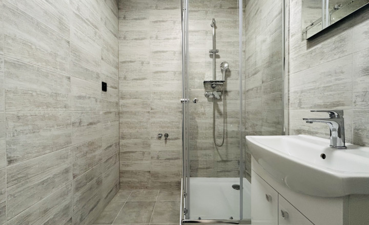 NA PREDAJ- 1-IZBOVÝ BYT  32,6 m²- KOMPLETNE ZREKONŠTUOVANÝ -ROVNIANKOVÁ-PETRŽÁLKA - fotografia 7