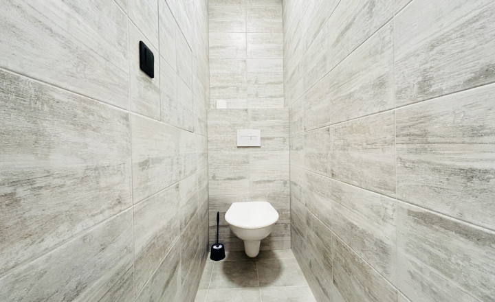 NA PREDAJ- 1-IZBOVÝ BYT  32,6 m²- KOMPLETNE ZREKONŠTUOVANÝ -ROVNIANKOVÁ-PETRŽÁLKA - fotografia 8