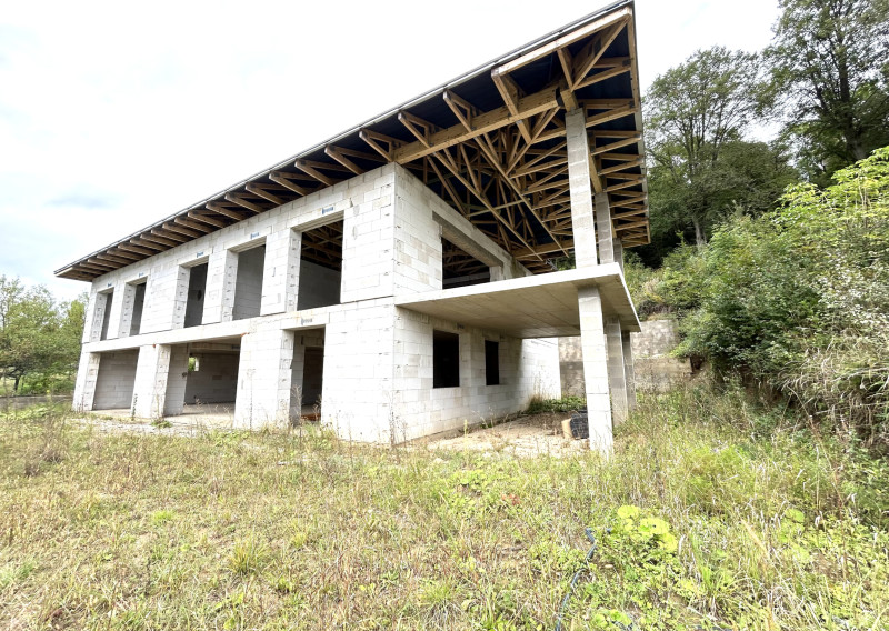MARLICK- PREDAJ-ROZOSTAVANÁ VILA 510 m² + 30 m² terasa- POZEMOK 2 408 m²-MIKUŠOVCE-ILAVA