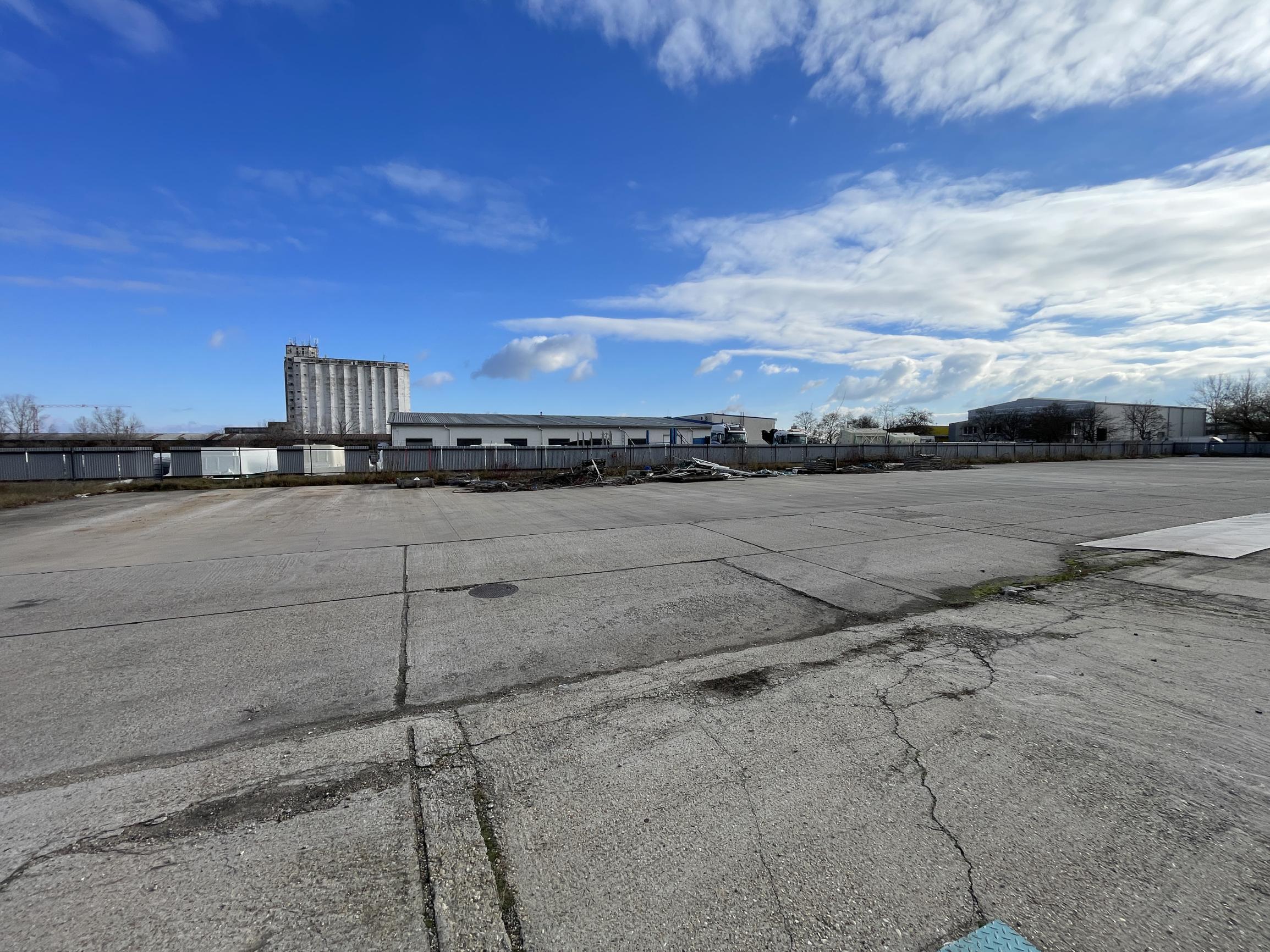 Prenájom spevnenej plochy využiteľnej napríklad na parkovanie kamiónov