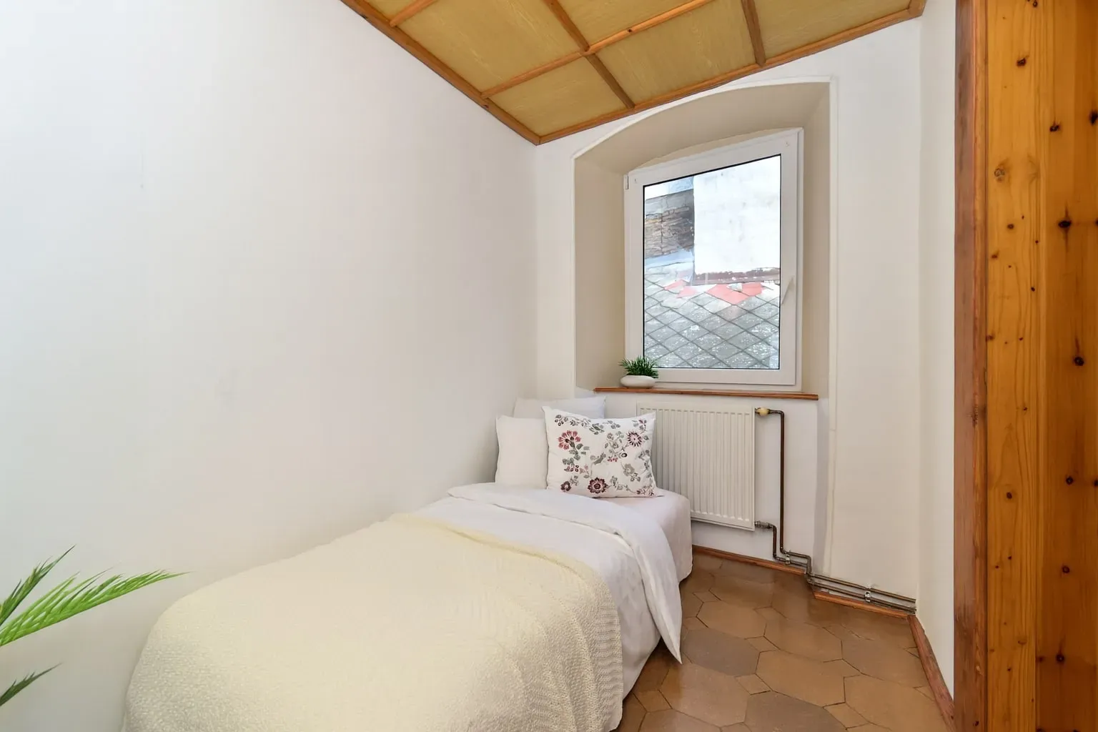 MARLICK PROPERTY- 3IZBOVÝ BYT - 65m2- OBCHODNÁ -STARÉ MESTO