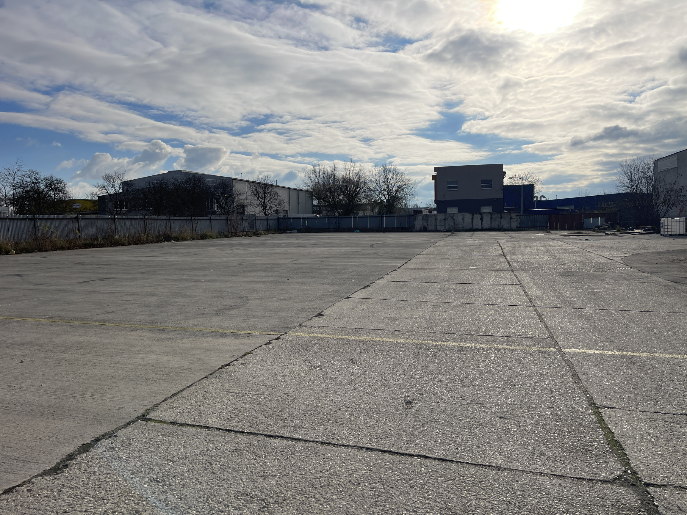 Prenájom spevnenej plochy využiteľnej napríklad na parkovanie kamiónov Senec