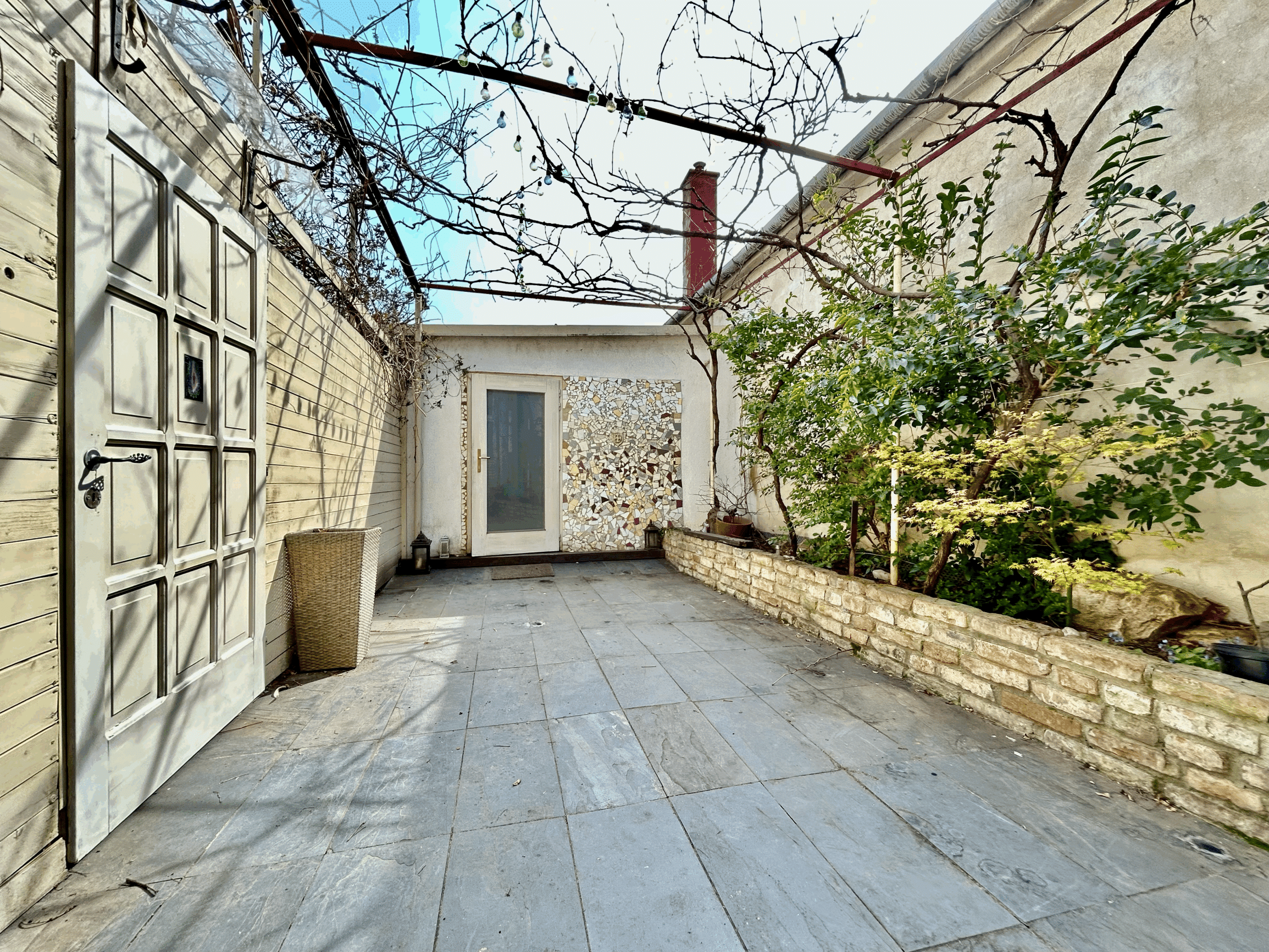 Dom s nekonečným potenciálom: 2 priestranné byty, podnikanie a bývanie vo Vinosadoch