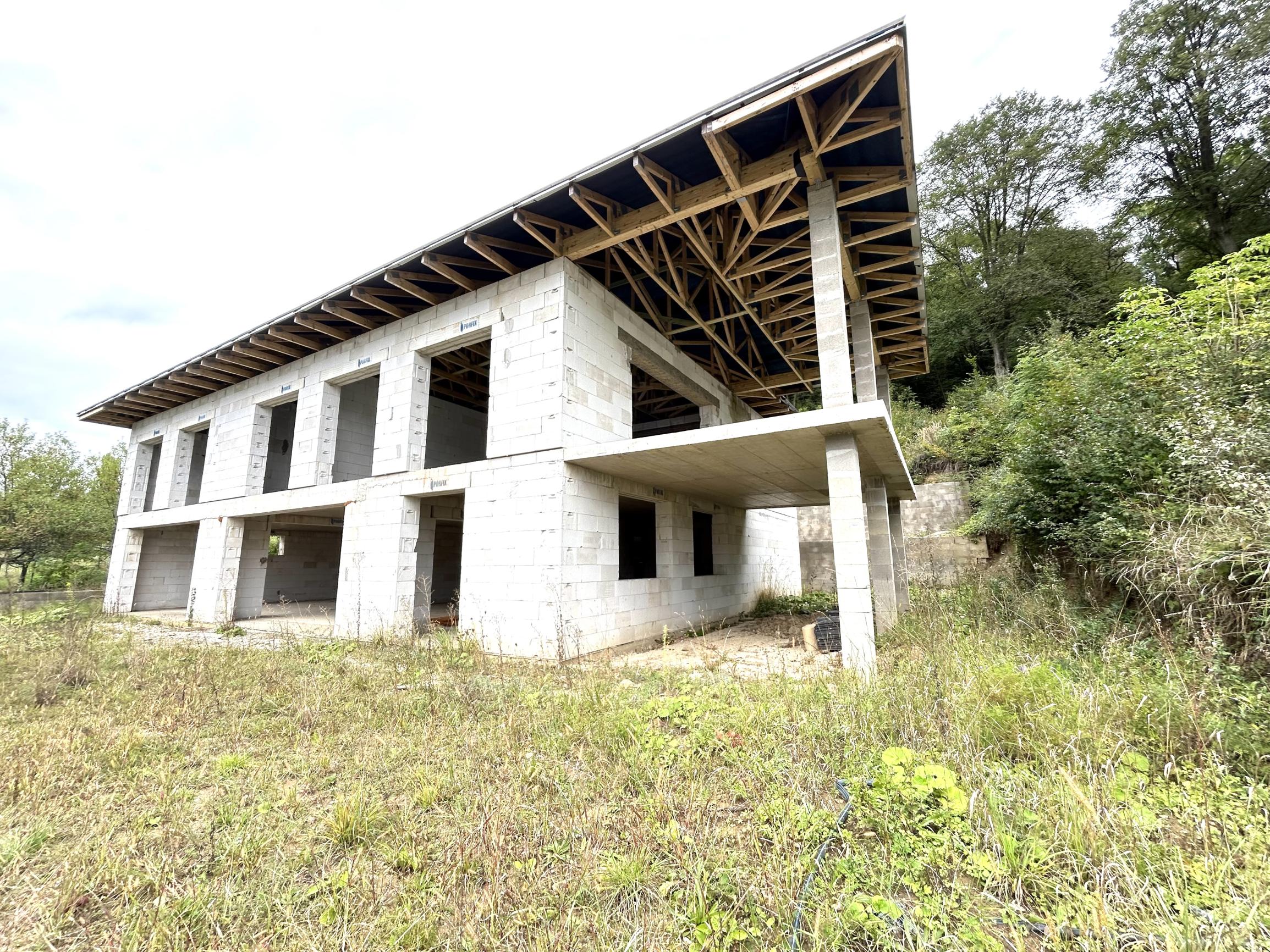 MARLICK- PREDAJ-ROZOSTAVANÁ VILA 510 m² + 30 m² terasa- POZEMOK 2 408 m²-MIKUŠOVCE-ILAVA